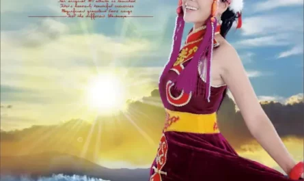 The Fiery Red Flower火红的萨日朗(Huo Hong De Sa Ri Lang) By Wulan Tuoya乌兰托娅